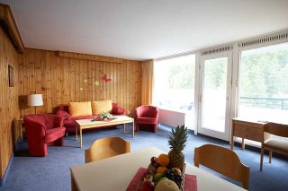 Blick in den Wohnbereich des Comfort Twin-Apartments im Panoramic Hotel im Harz