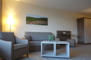 Wohn- und Schlafbereich im Hotelzimmer bzw. Apartment des Hotel Panoramic mit komfortabler Einrichtung