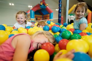 Kinder haben Spaß im Kinder-Regenbogenland