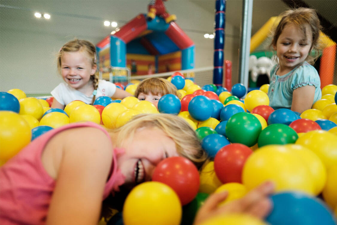 Kinder haben Spaß im Kinder-Regenbogenland