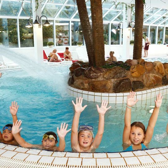 Kinder im Schwimmbad des Panoramic Hotel Harz