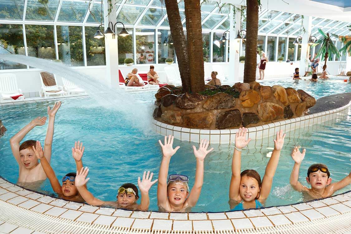 Kinder im Schwimmbad des Panoramic Hotel Harz