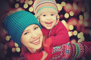 Mutter mit Kind Weihnachtszeit